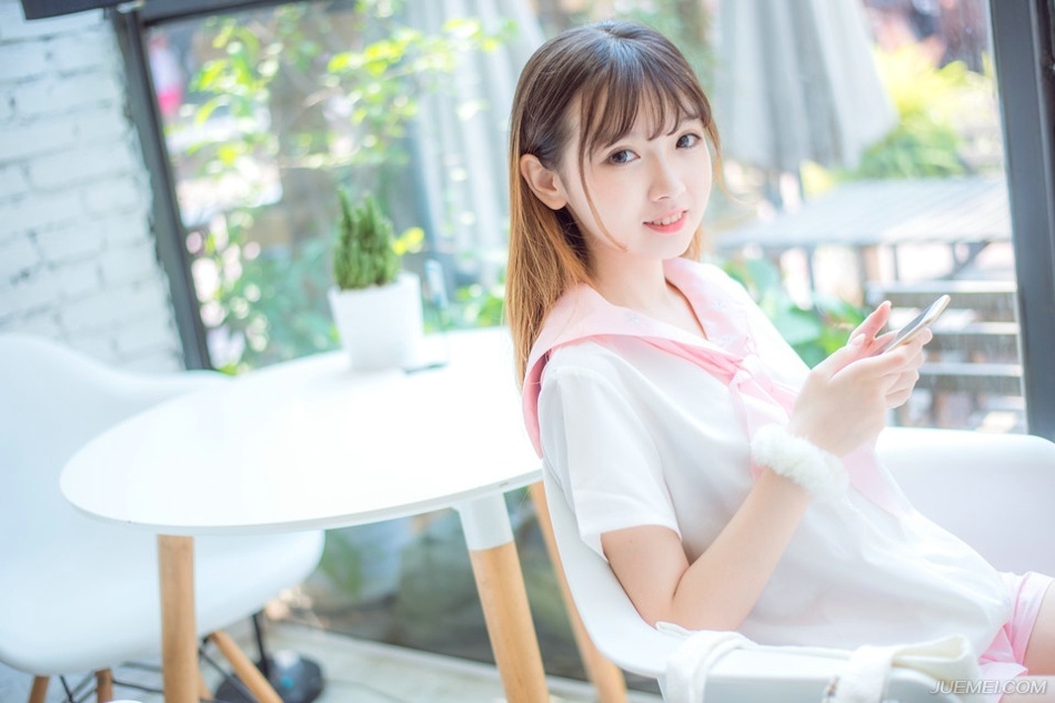 “诸位，刘璋虽然有过，但终究与诸位君臣一场，如今益州已降，我也说过，往日一切，既往不咎。”庞统沉声道。